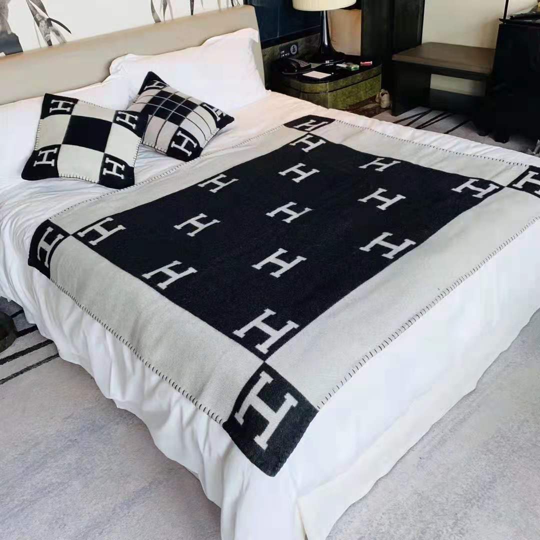 Hermes Avalon Throw Blanket