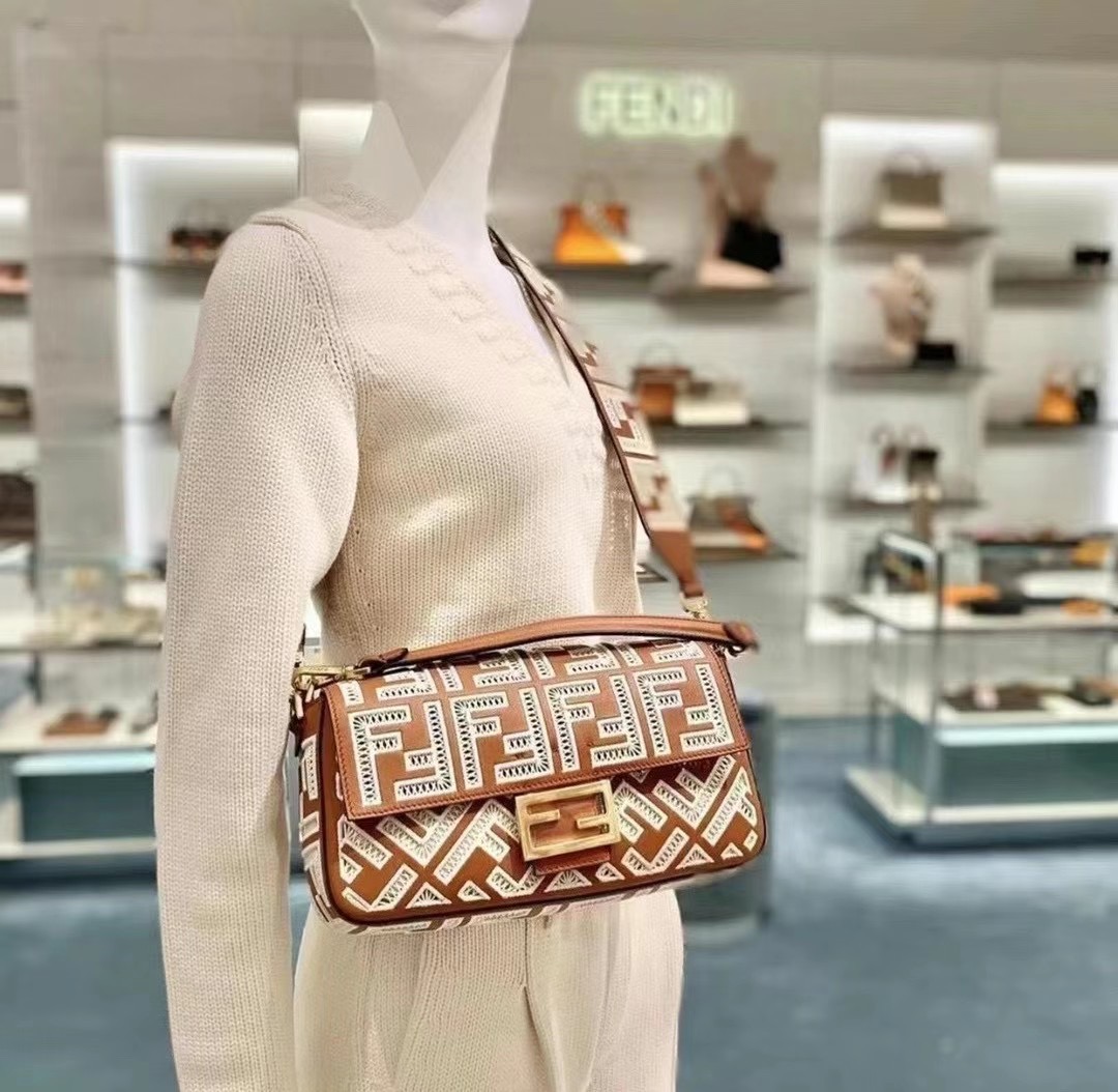 Fendi Baguette Brown Leather FF Embroidery Fendi Baguette Brown Leather FF Embroidery
