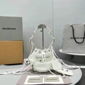 Chanel 22 Medium Handbag