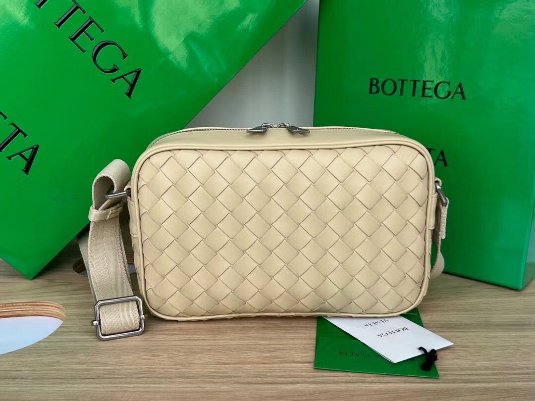 BV Classic Intrecciato Messenger Bag