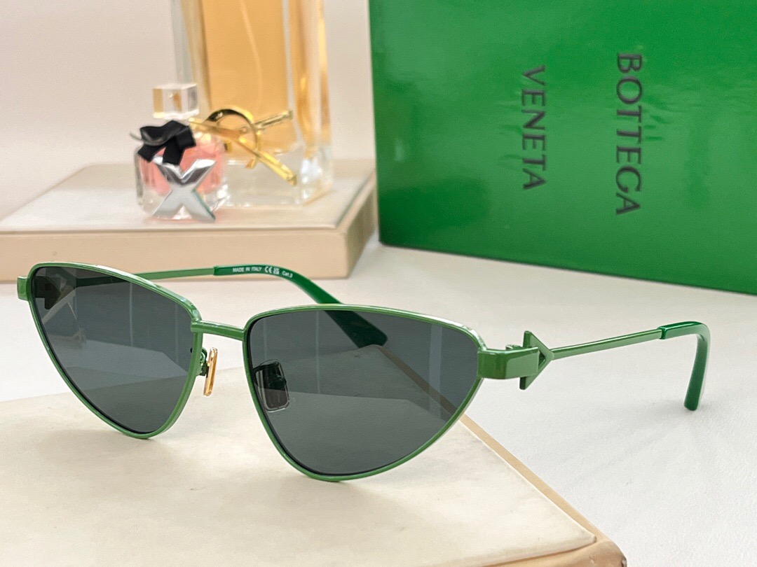 BV Turn Cat-Eye Sunglasses