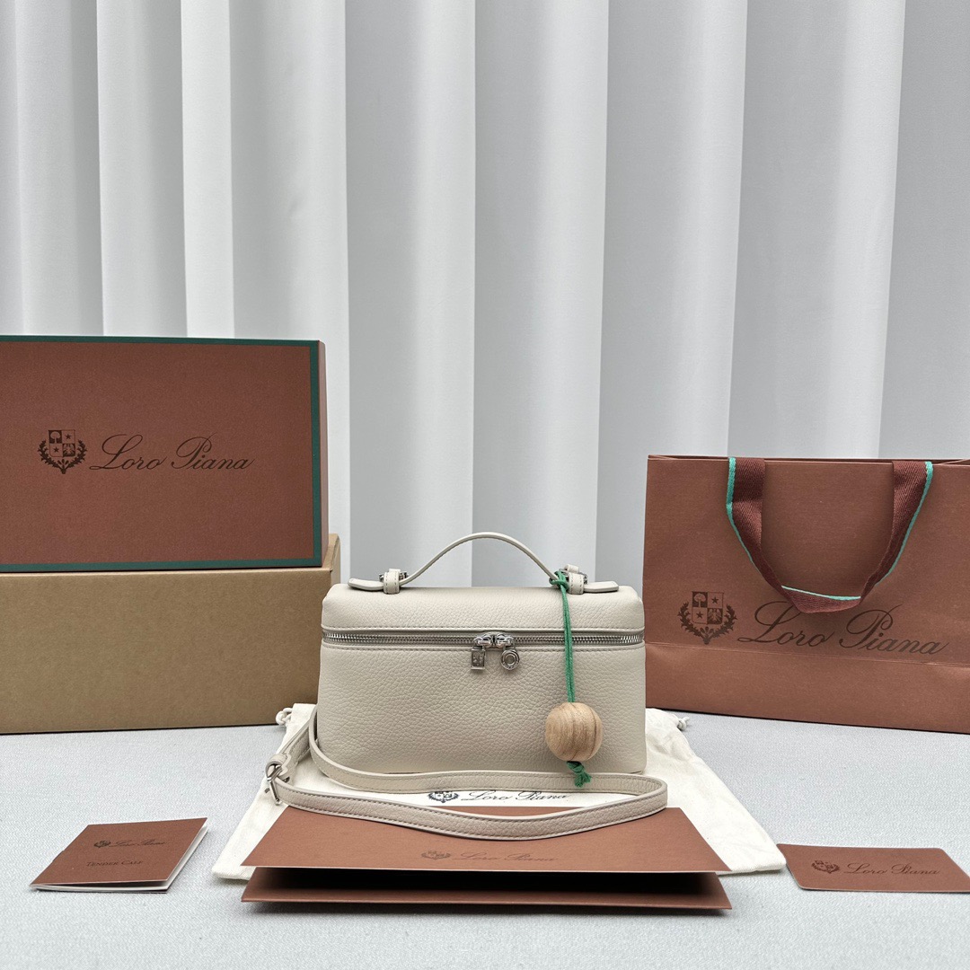 Fendi Peekaboo Iseeu Medium Bag