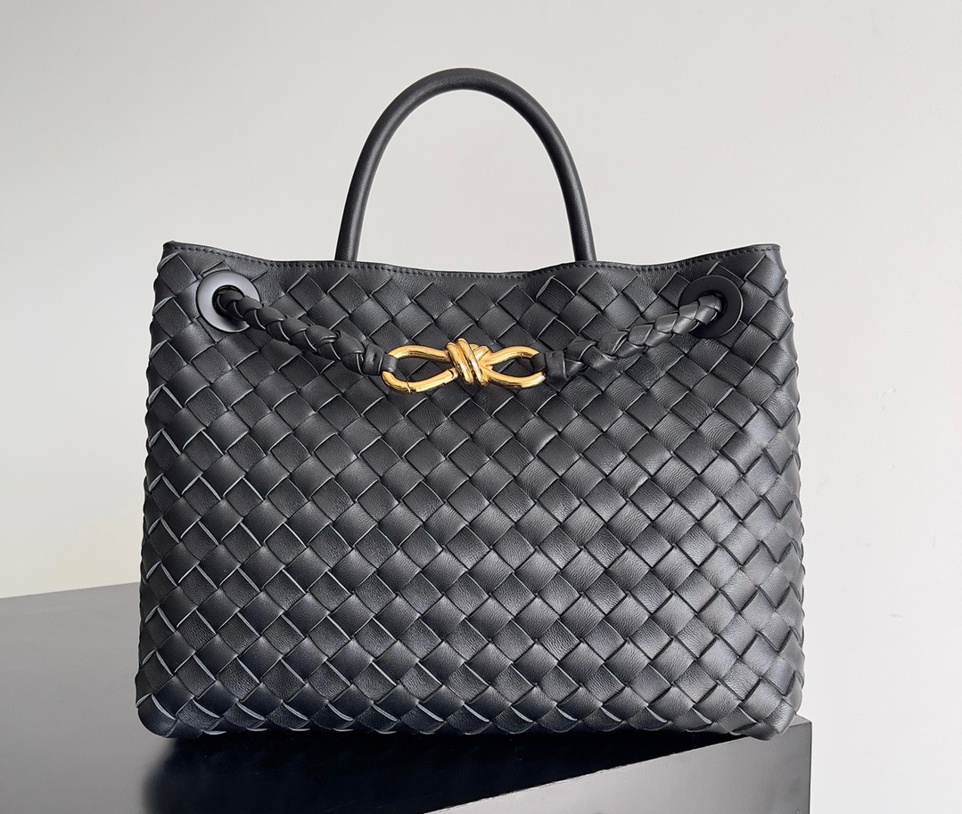 BV Medium Andiamo Bag