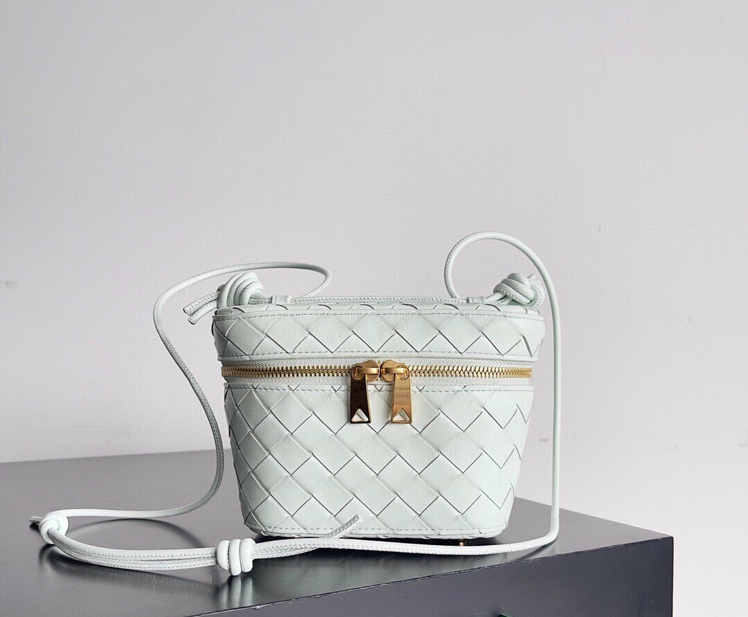 BV Mini Intrecciato Vanity Case
