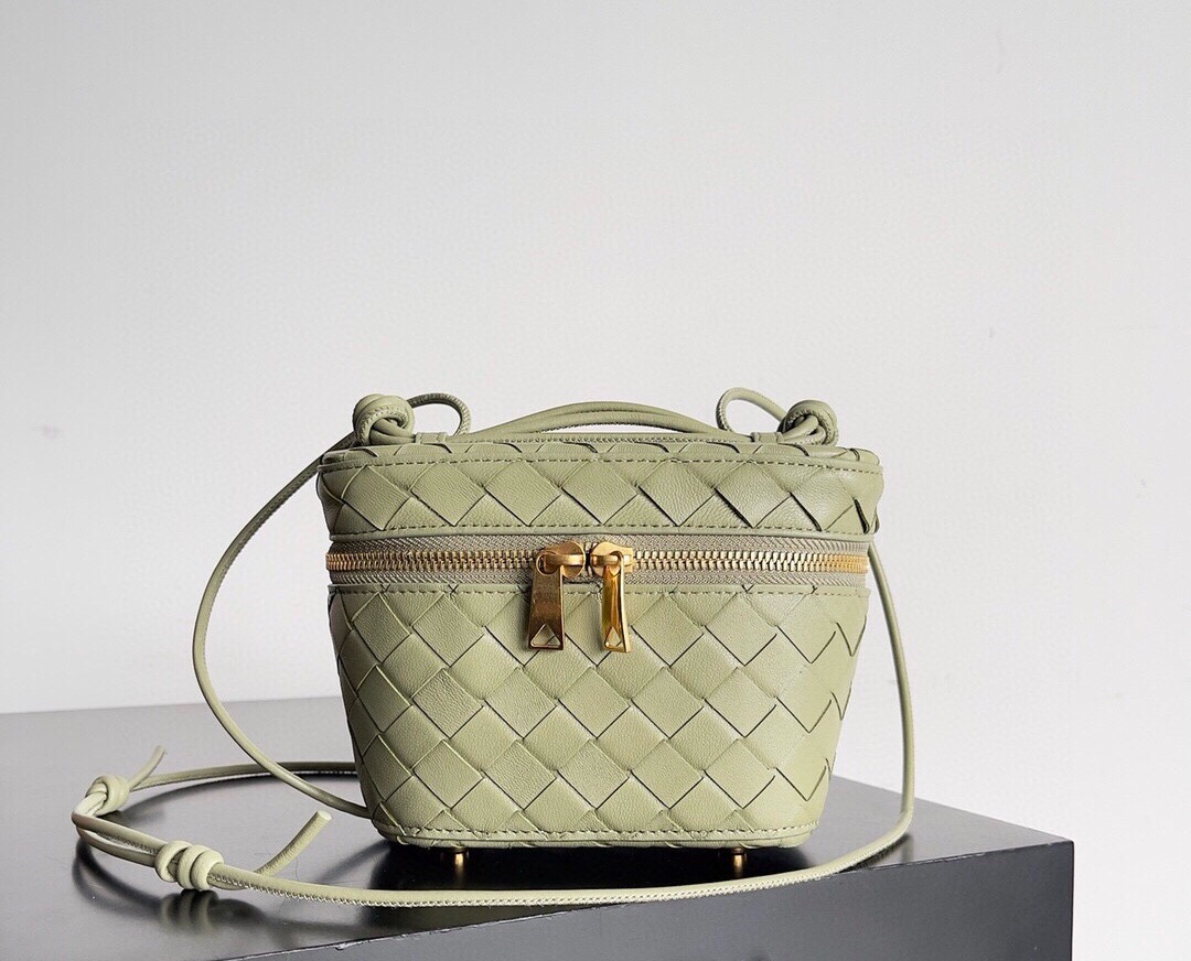 BV Mini Intrecciato Vanity Case