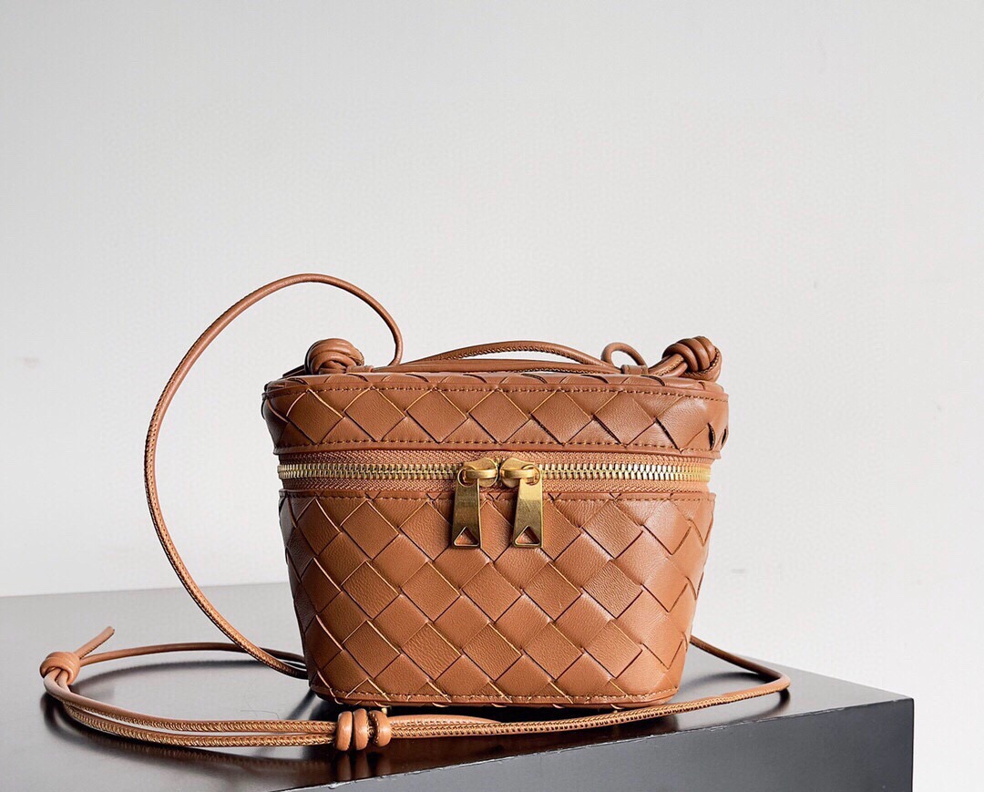 BV Mini Intrecciato Vanity Case