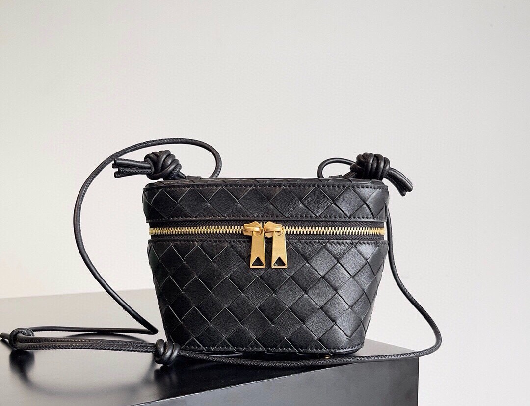 BV Mini Intrecciato Vanity Case