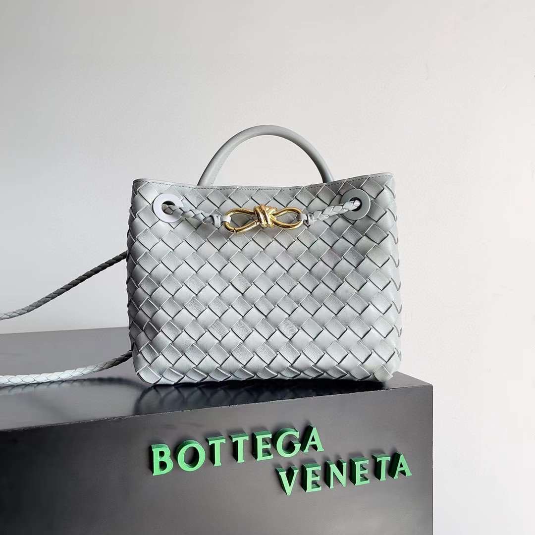 BV Medium Andiamo Bag