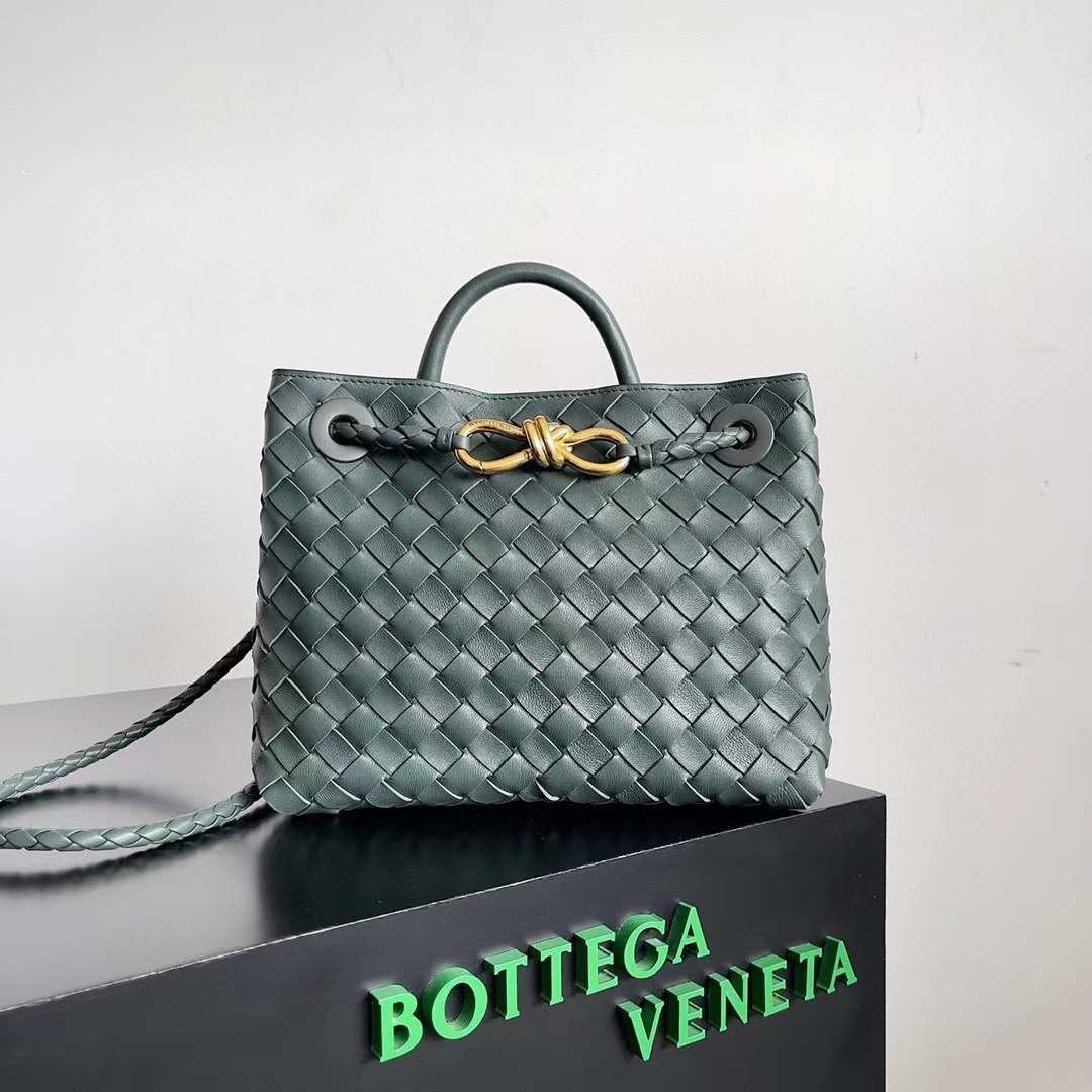 BV Medium Andiamo Bag