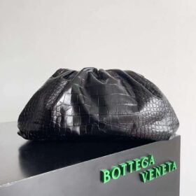 BV Medium Intrecciato Zipped Pouch