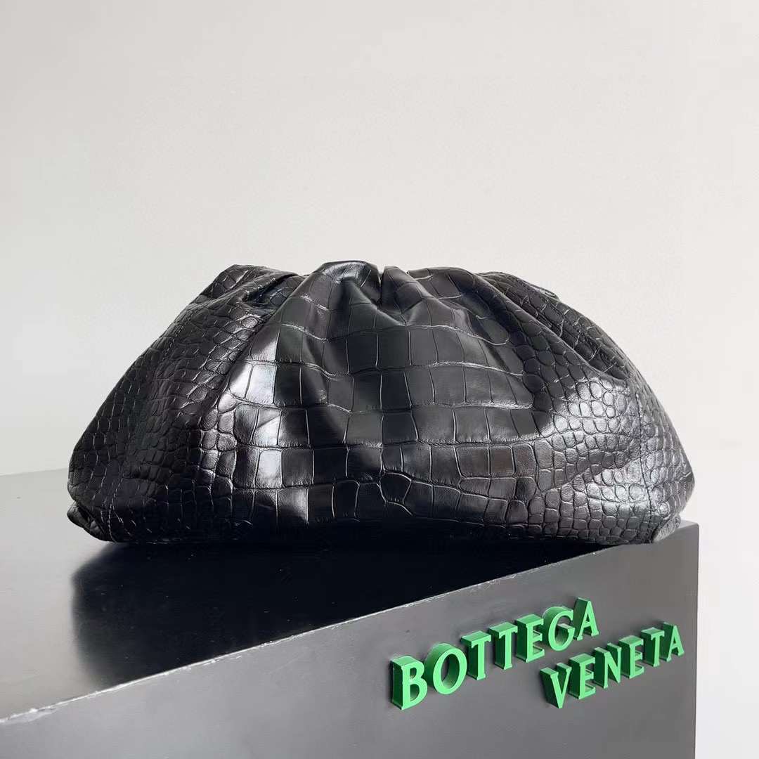 BV Medium Intrecciato Zipped Pouch