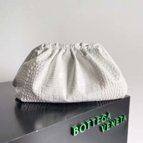 BV Medium Intrecciato Zipped Pouch