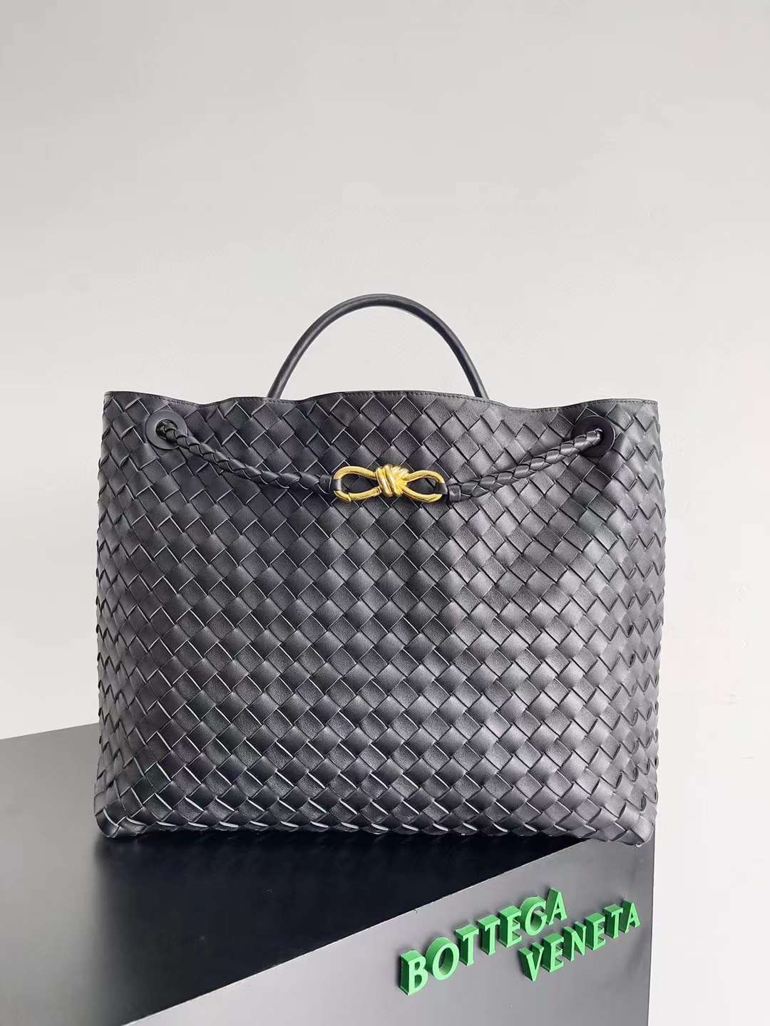 BV Medium Andiamo Bag