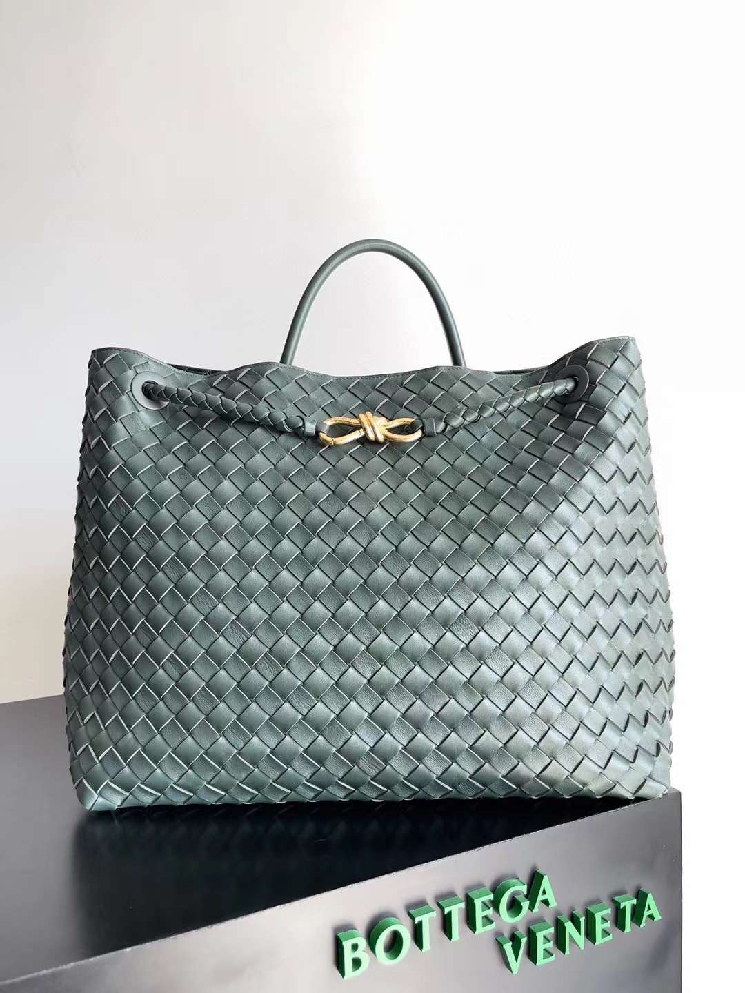 BV Medium Andiamo Bag