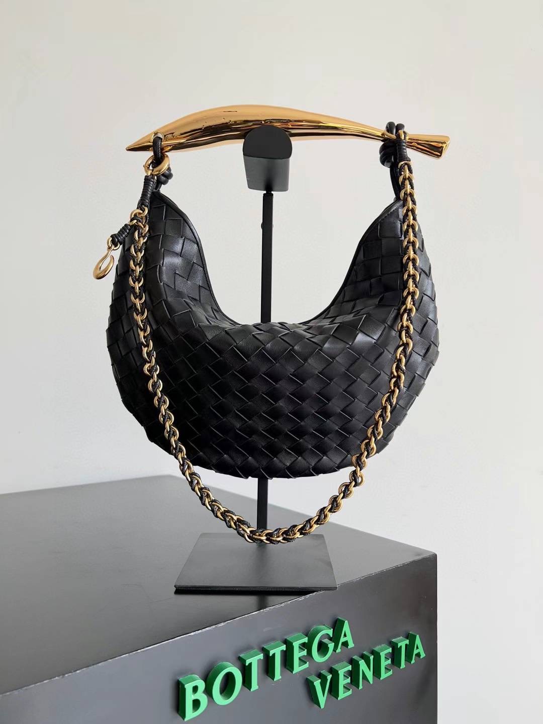BV Long Clutch Andiamo With Handle