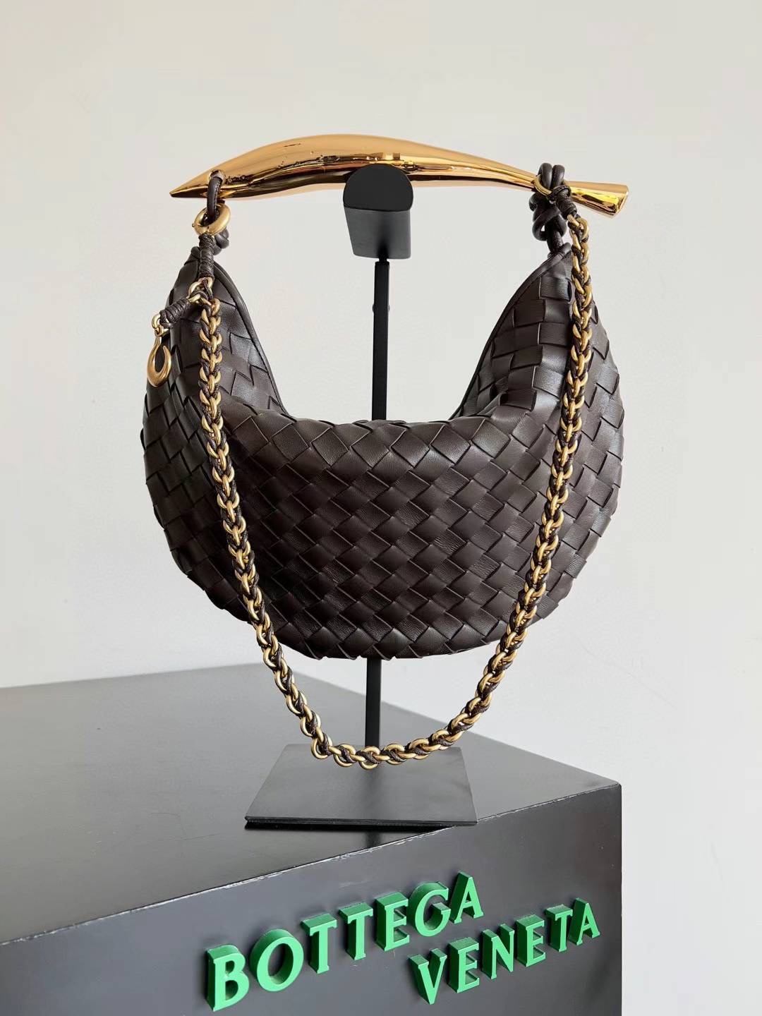 BV Long Clutch Andiamo With Handle