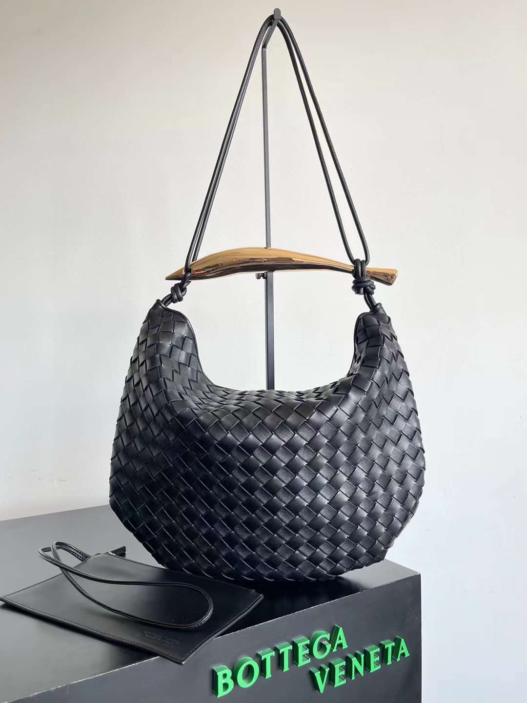 BV Sardine Medium Top Handle Bag