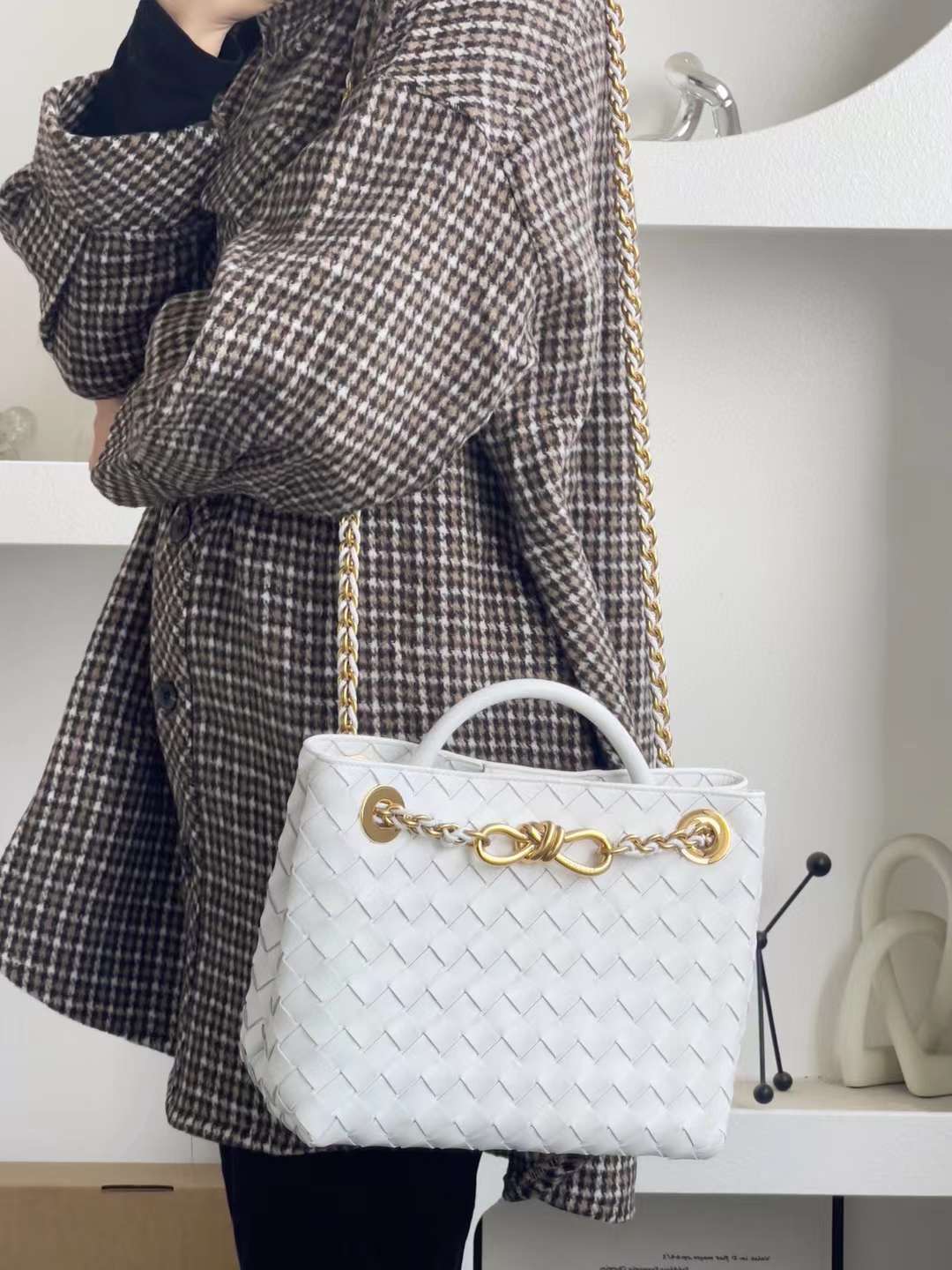 BV Medium Andiamo Bag With Chain BV Medium Andiamo Bag With Chain