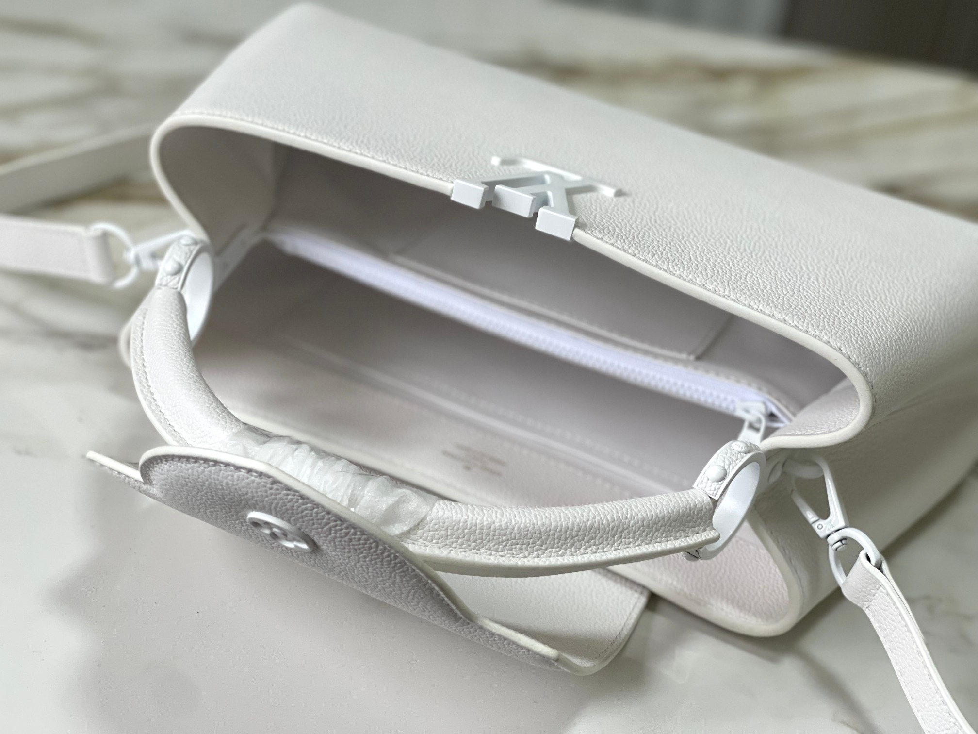 LV Capucines East-West MM LV Capucines East-West MM