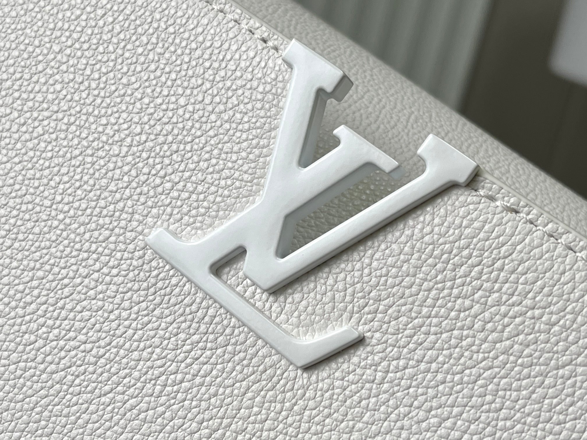 LV Capucines East-West MM LV Capucines East-West MM