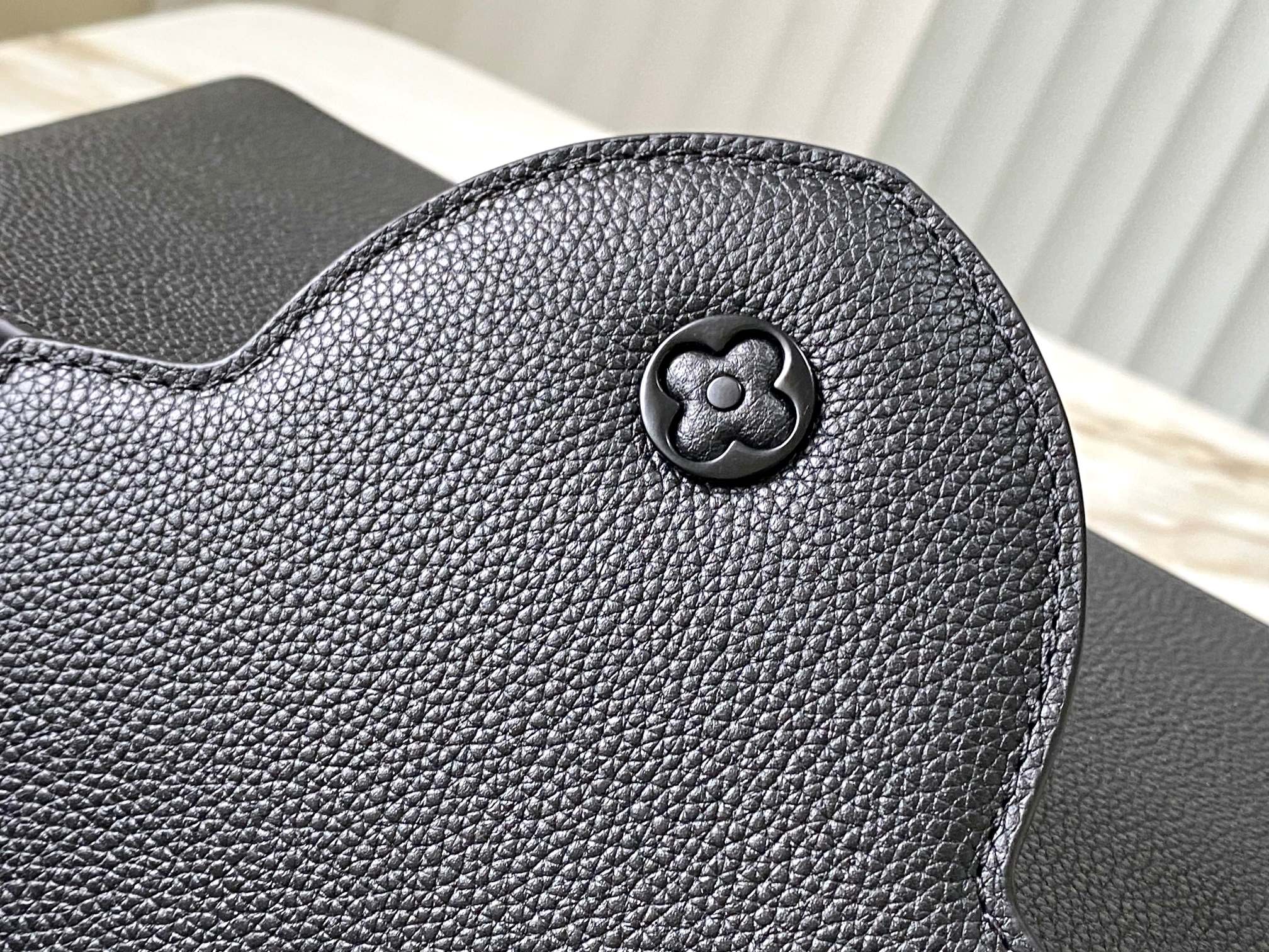 LV Capucines East-West MM LV Capucines East-West MM