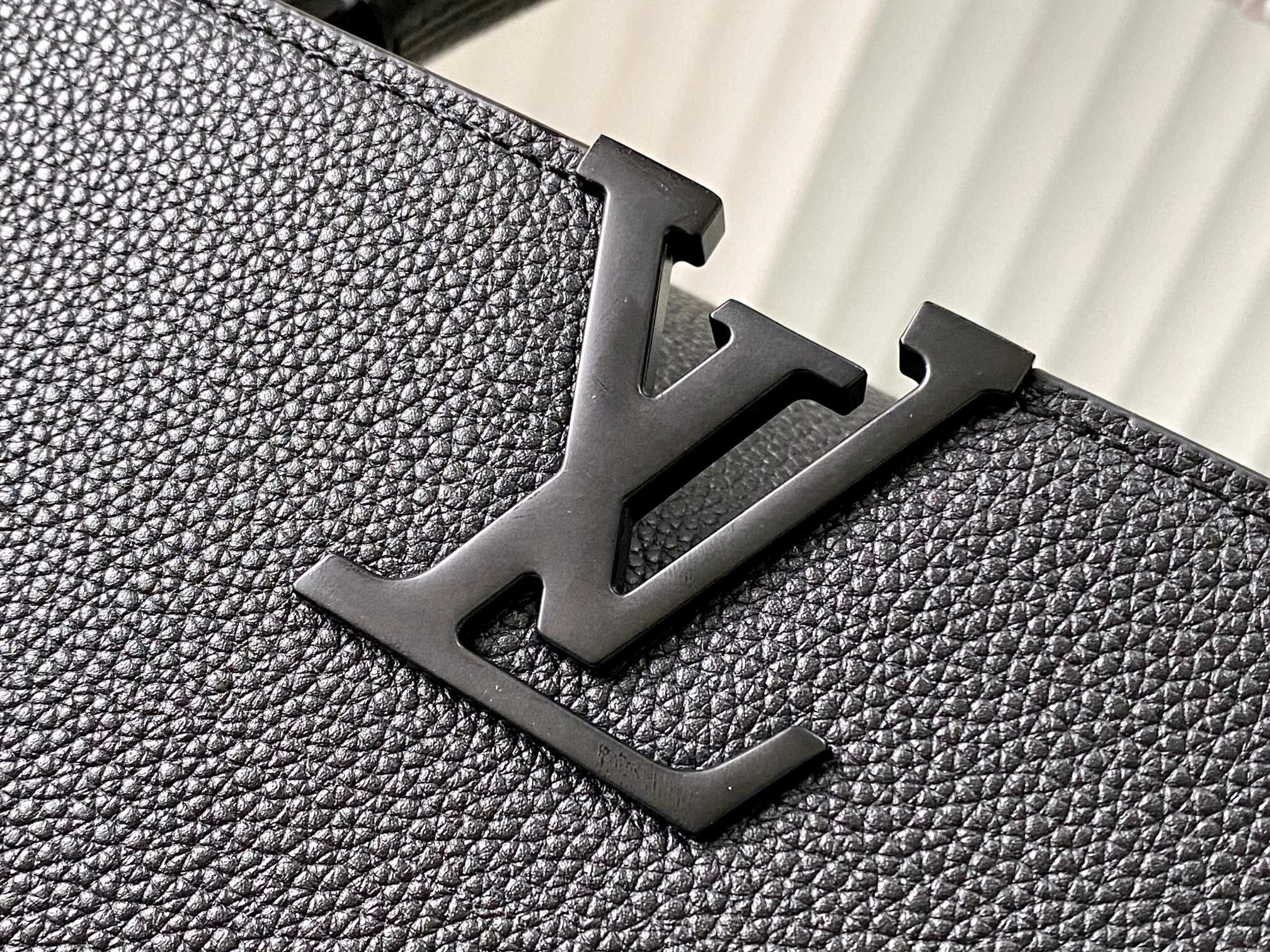 LV Capucines East-West MM LV Capucines East-West MM