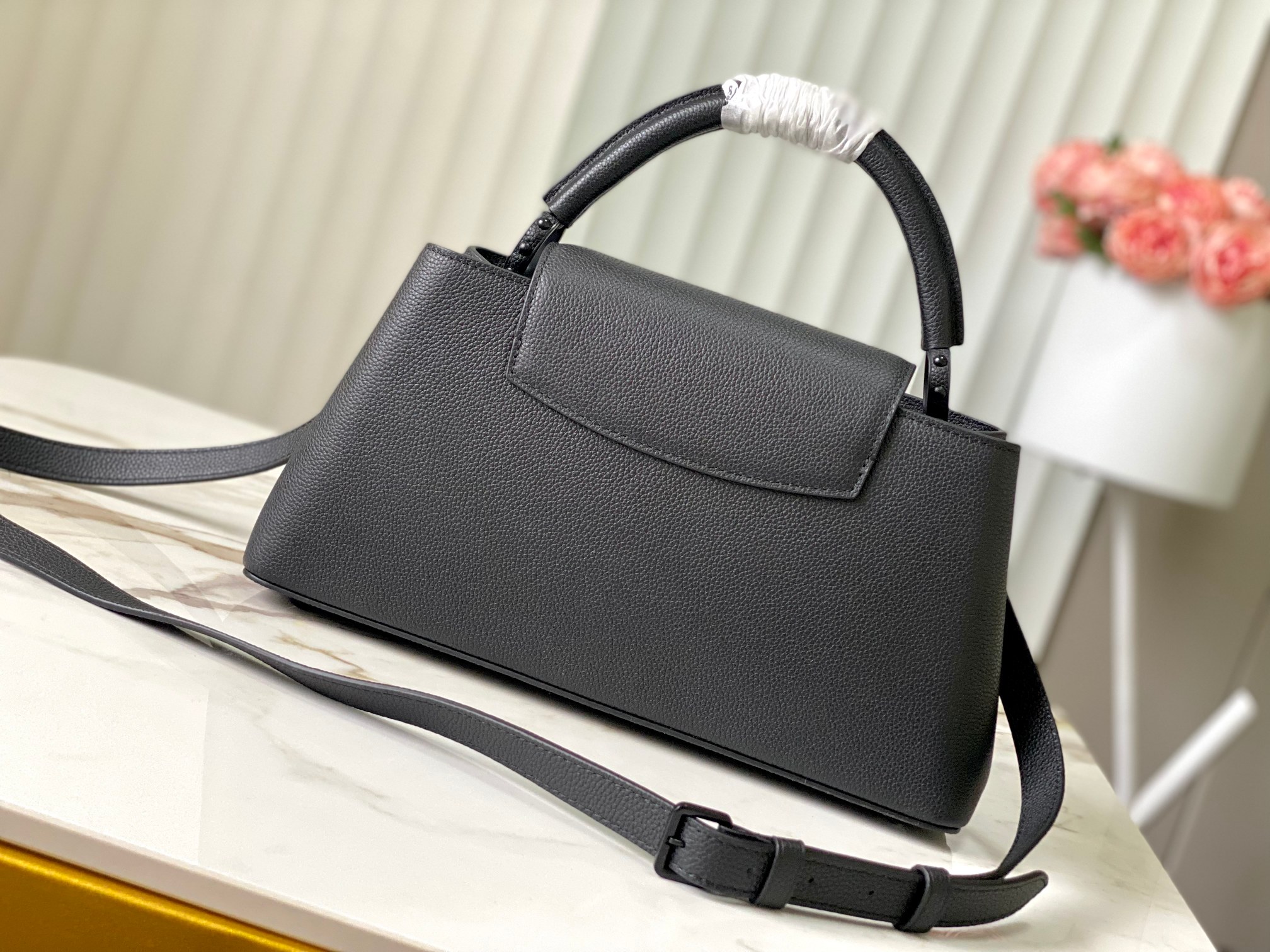 LV Capucines East-West MM LV Capucines East-West MM