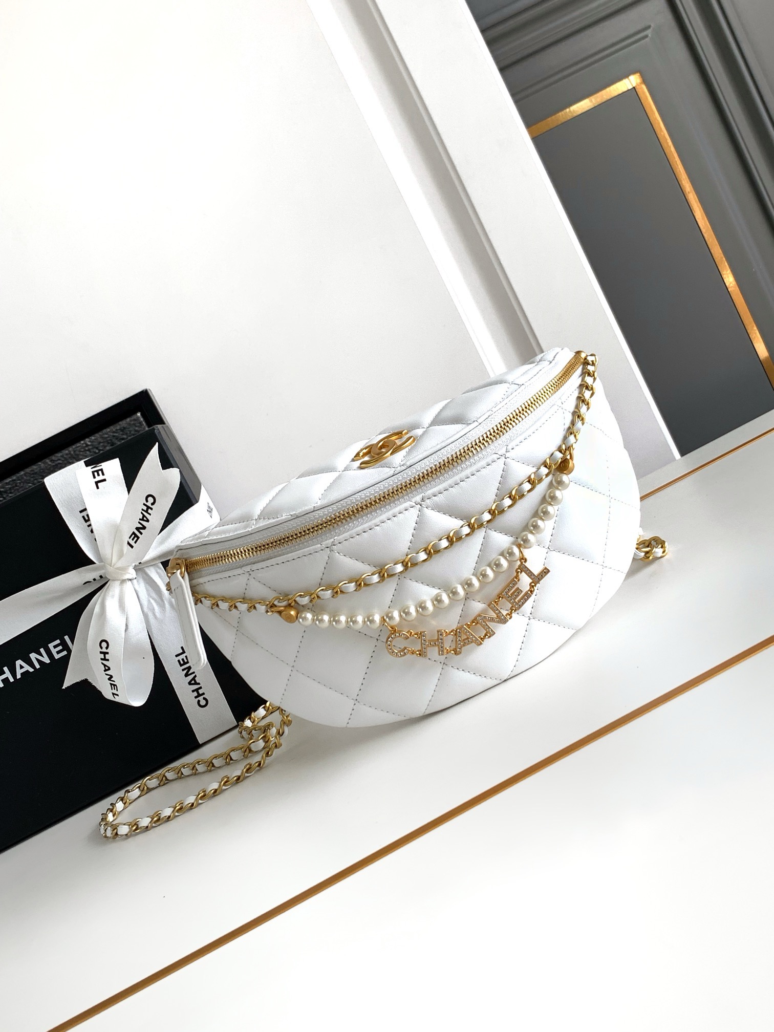LV Capucines East-West MM