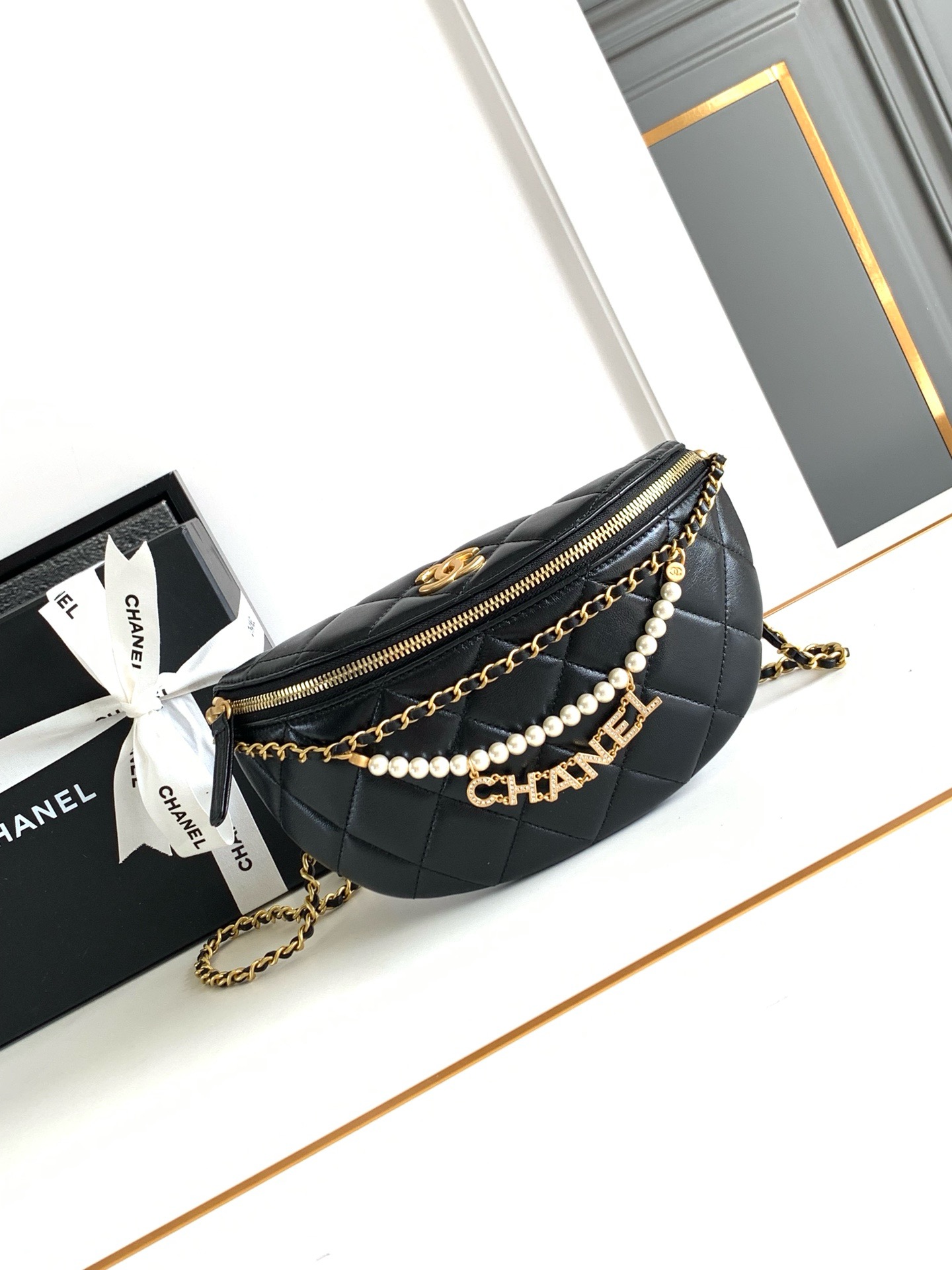 LV Capucines East-West MM