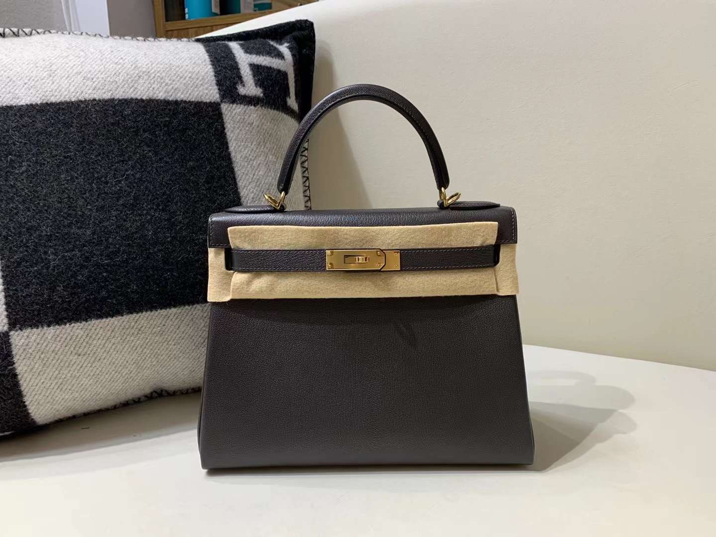 Hermès Kelly 28 Chevre Ebene GHW