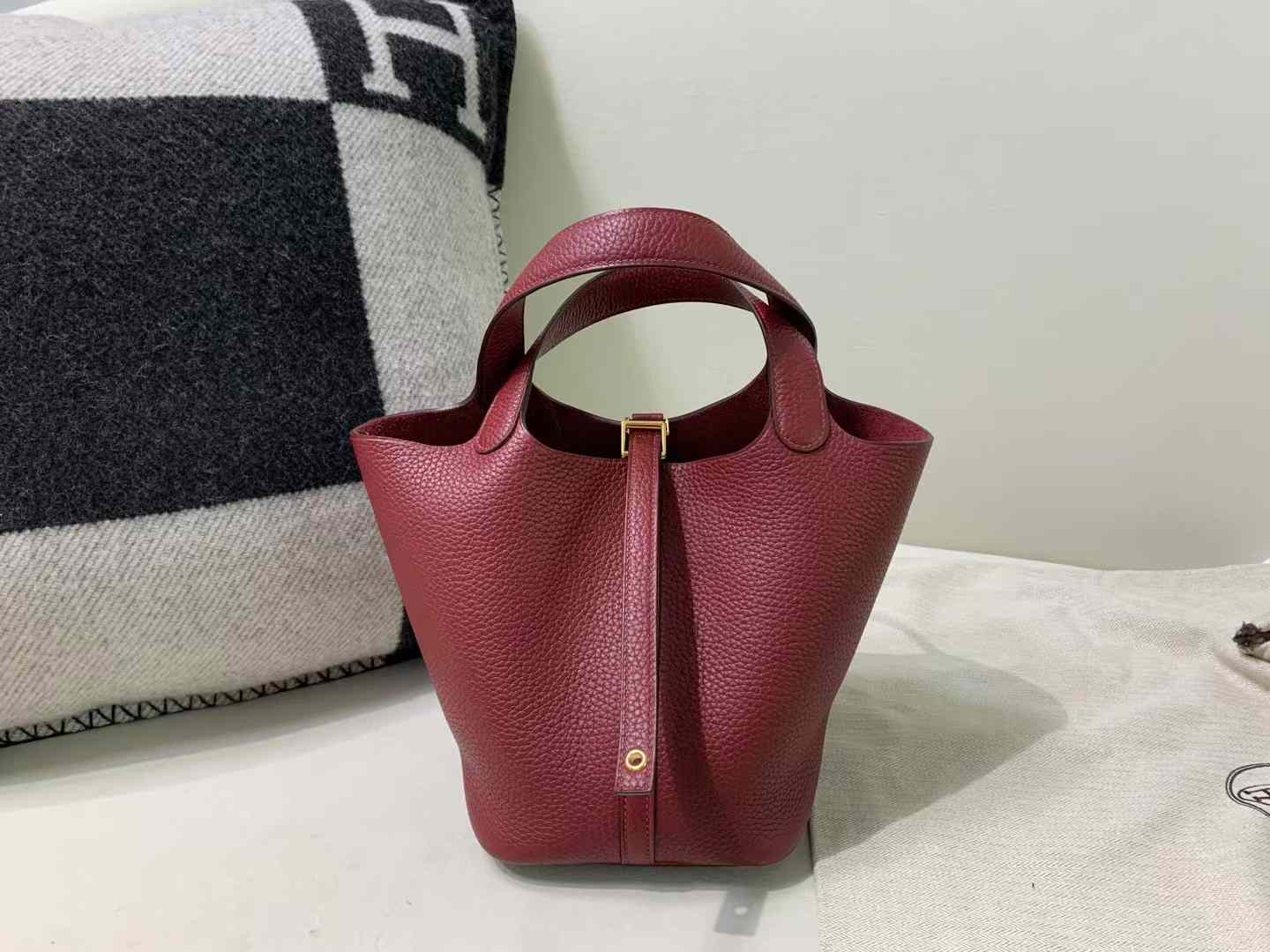 Hermès Picotin 18 Taurillon Clemence Rouge H GHW