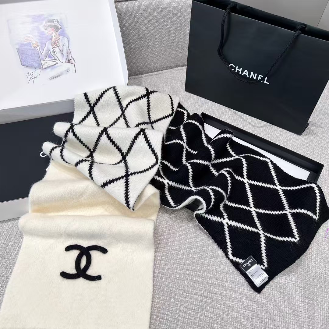Chanel Long Vanity With Chain