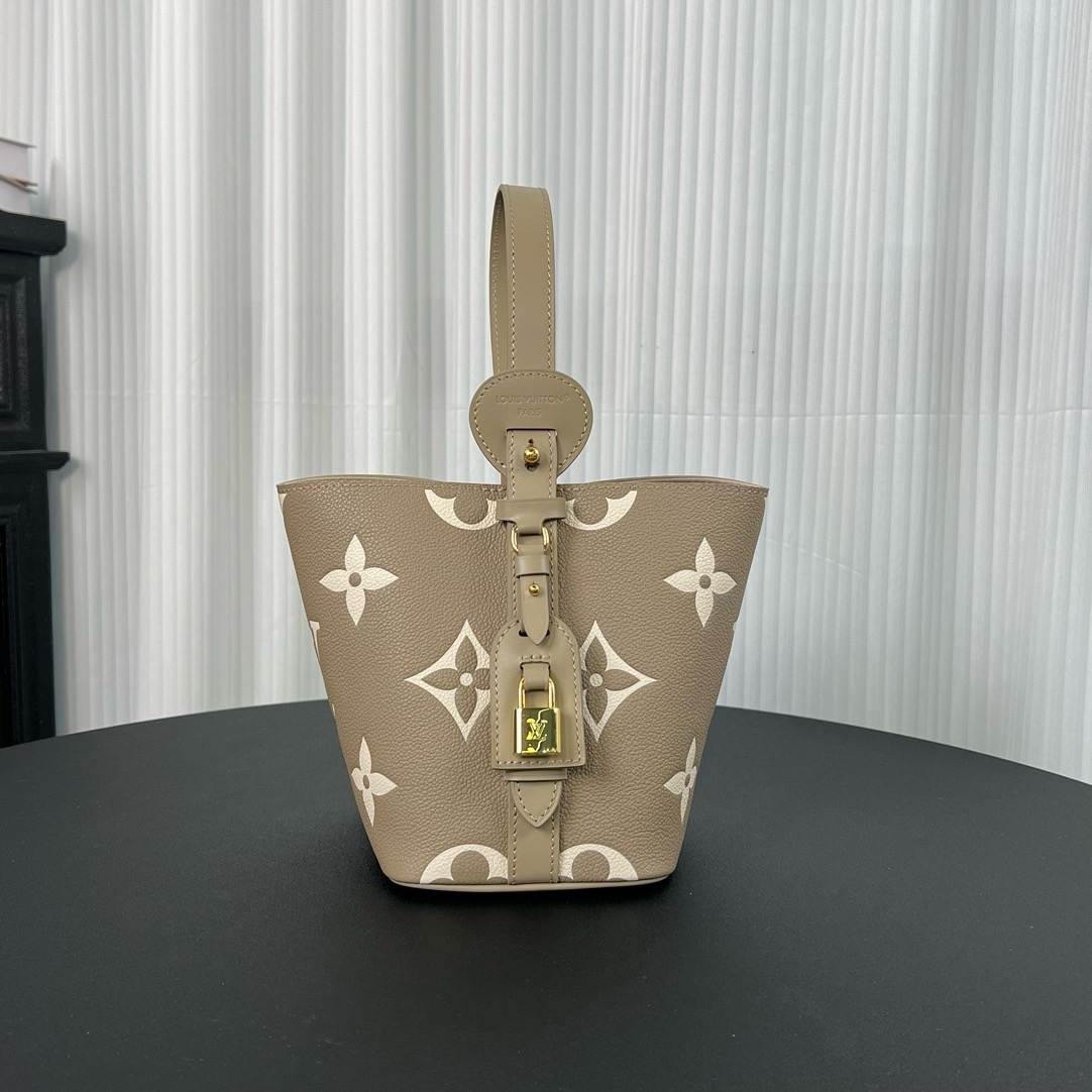 BV Intrecciato Bi-Fold Wallet